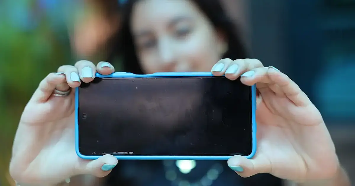 Espanha anuncia proibição de acesso às redes sociais para menores de 16 anos e cria coalizão europeia para proteção digital