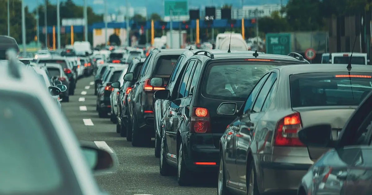 Carros circulando em rodovia sob condições climáticas adversas.