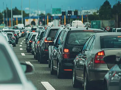 Veículos trafegam em rodovia; Espanha restringe ultrapassagem pela esquerda em clima adverso.