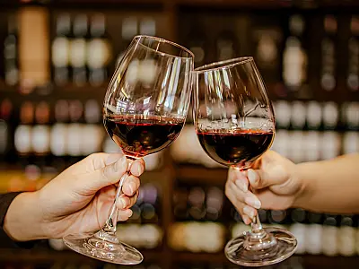 Hábito de tomar vinho à noite pode afetar a qualidade do sono.