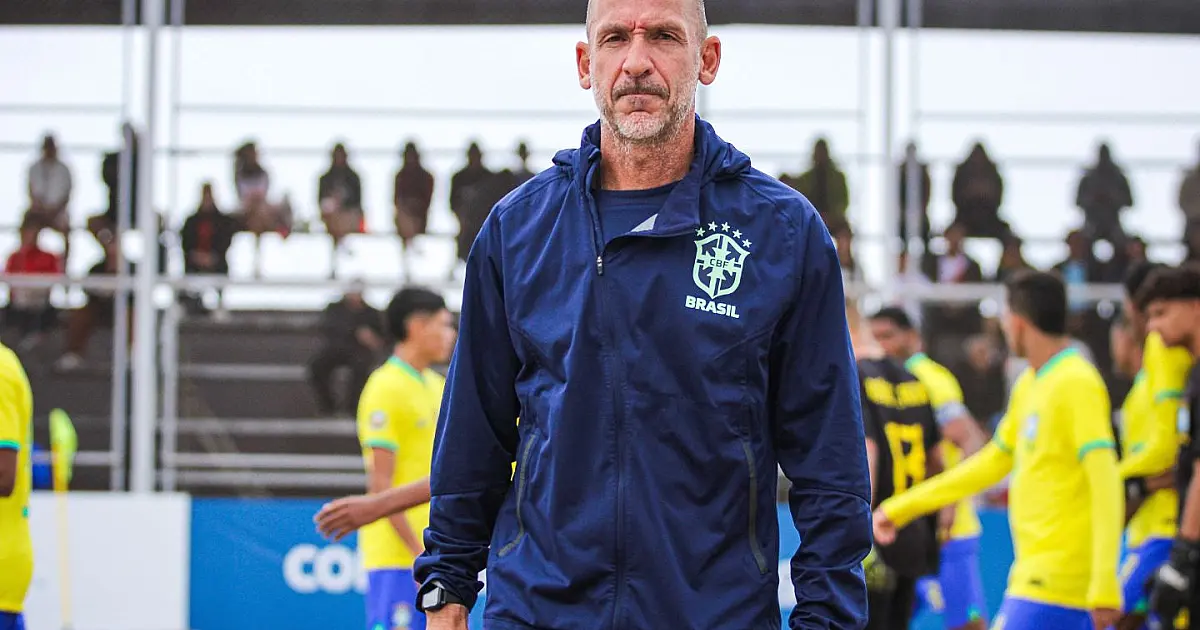 Técnico Juninho durante treino da Seleção Brasileira Sub-20 de Beach Soccer