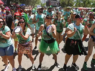 Bloco Quizomba desfila no Aterro do Flamengo promovendo ecologia e luta contra feminicídio.