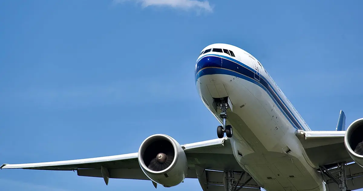 Avião Hughes H-4 Hercules voando baixo sobre a água durante teste histórico.