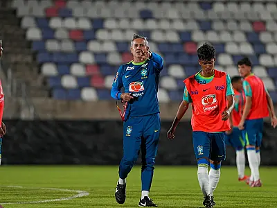 Carlos Eduardo Patetuci comanda treino da Seleção Sub-17 em Barranquilla.