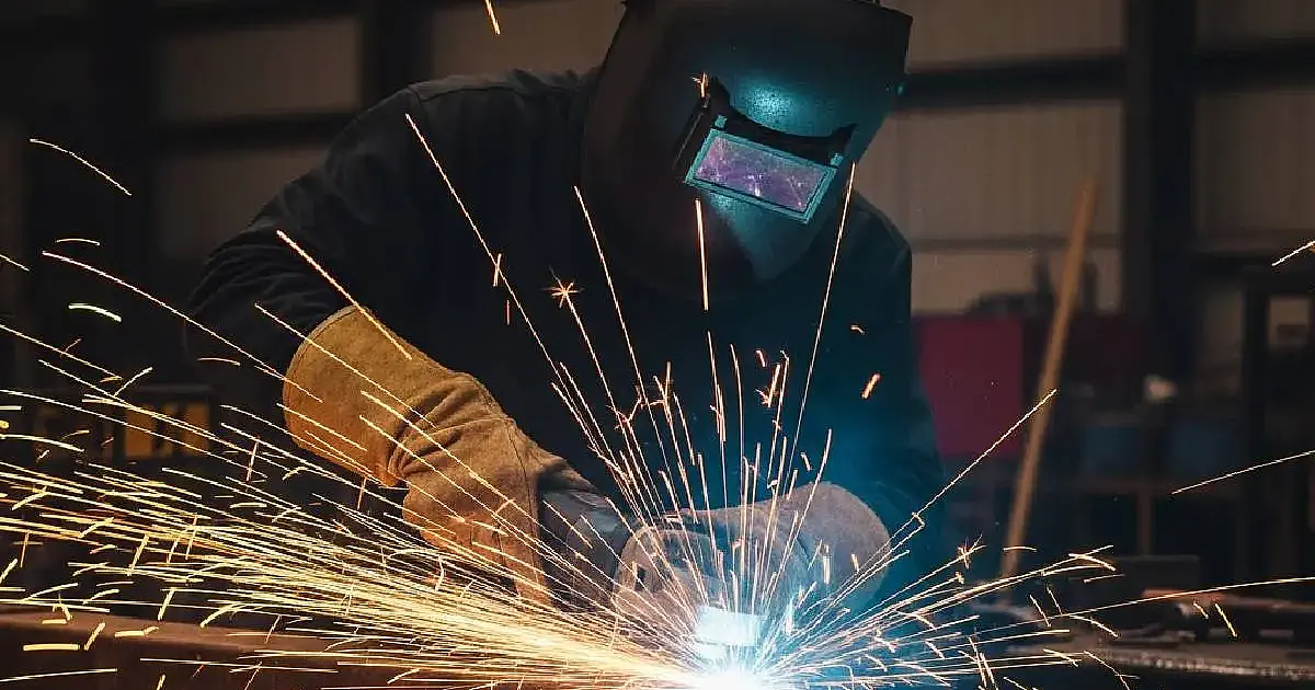 Faturamento da indústria brasileira fica estagnado em 2025, aponta CNI: alta de apenas 0,1% após forte crescimento em 2024 pressiona setor com juros altos.