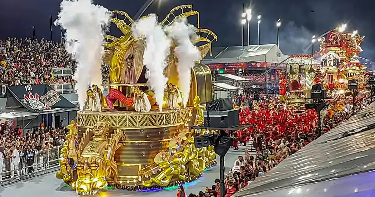 Escola de samba Mocidade Alegre desfilando no Sambódromo do Anhembi durante o Carnaval de São Paulo.