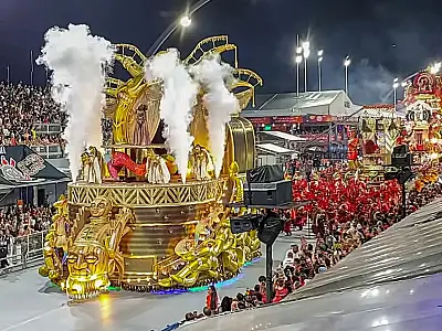 Mocidade Alegre durante desfile campeão no Sambódromo do Anhembi.
