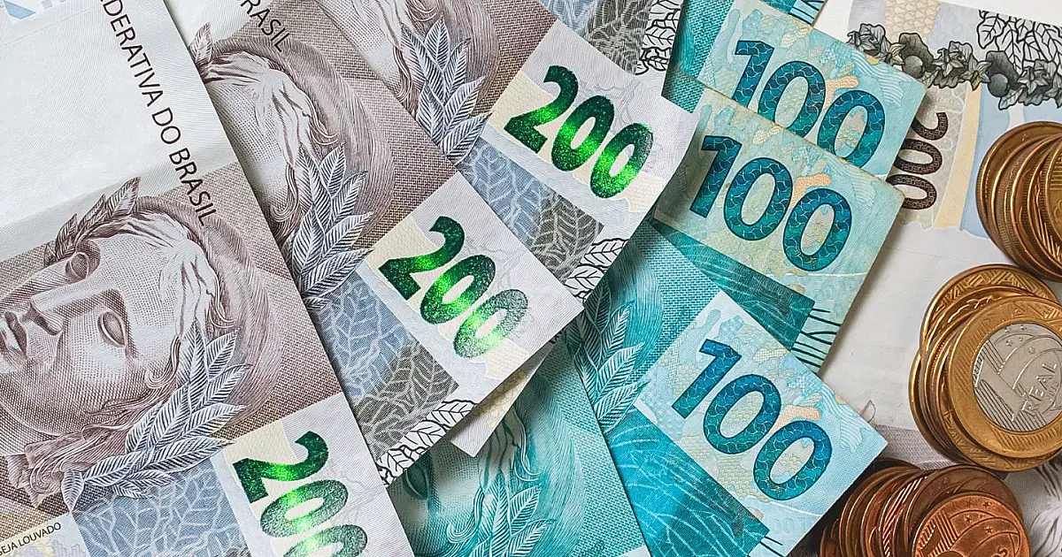 Notas de 200 reais da moeda brasileira representando renda e poder aquisitivo.