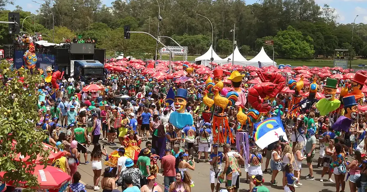 Pabllo Vittar e Nmixx levam fusão de samba e K-pop ao megabloco do Ibirapuera em São Paulo nesta segunda