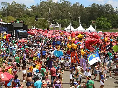 Pabllo Vittar e Nmixx agitam o carnaval de São Paulo com megabloco no Ibirapuera.