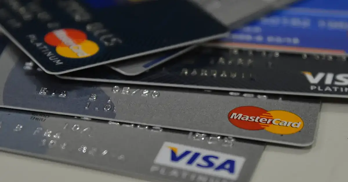 Endividamento das famílias brasileiras atinge recorde de 79,5% em janeiro de 2026, mas inadimplência cai pelo terceiro mês consecutivo segundo pesquisa da CNC