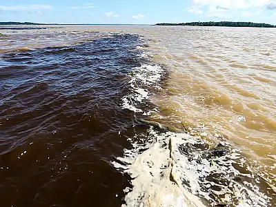Um naufrágio no Encontro das Águas, no Amazonas, resultou em duas mortes e sete desaparecidos após lancha rápida afundar.