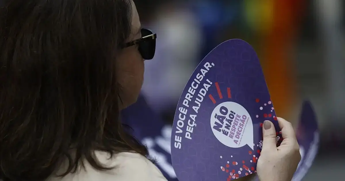 Mulher participa de bloco de Carnaval.