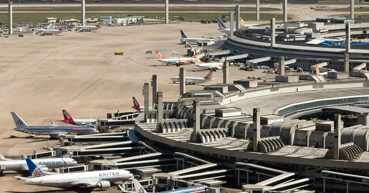 Área interna do Aeroporto Internacional de Brasília com acesso a salas VIP.