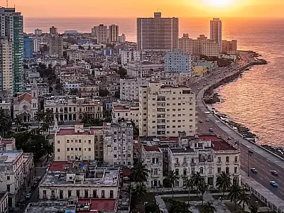 O bloqueio dos EUA ao petróleo para Cuba coloca em risco o sistema de saúde do país, afetando tratamentos essenciais para milhões de pacientes crônicos.