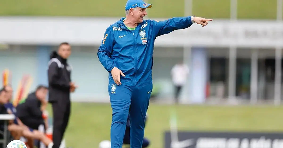 Técnico Carlos Eduardo Patetuci orienta jogadores da Seleção Brasileira Sub-17 durante atividade de preparação.