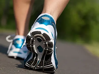 Caminhada é uma atividade simples que traz benefícios à saúde quando praticada no horário adequado.