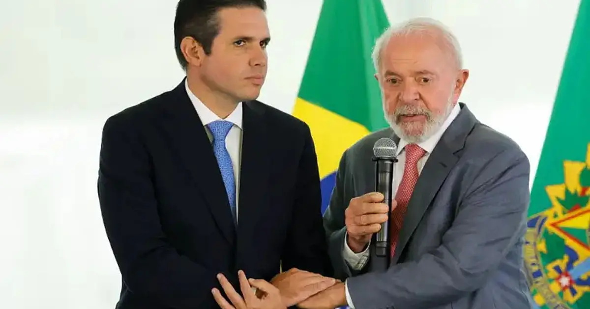 Presidente Lula ao lado de Hugo Motta em evento institucional em Brasília.