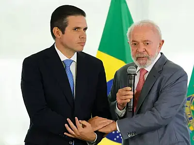 Lula e Hugo Motta durante agenda oficial; presidente vetou trecho sobre remuneração no Legislativo.