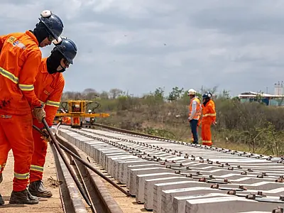 Trecho da Transnordestina em obras; ferrovia já alcança 80% de execução.