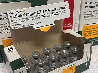 O Rio de Janeiro inicia distribuição de 33 mil doses da vacina contra dengue produzida pelo Butantan para os 92 municípios.