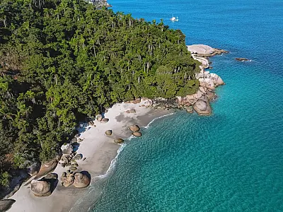 Ilha do Campeche, em Florianópolis, é um dos destinos mais procurados do litoral catarinense.