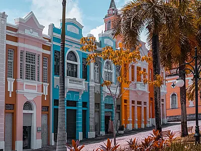 João Pessoa mantém prédios baixos na orla para preservar o clima e a paisagem natural.