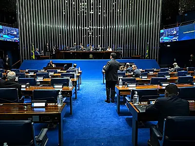 Projeto aprovado no Senado prevê transferência para presídio federal de acusados por matar agentes de segurança.