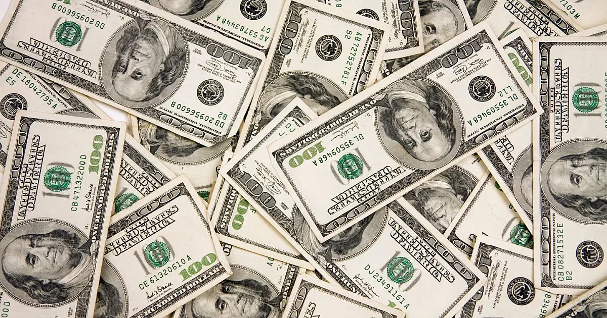 Notas de dólar representando cotação da moeda norte-americana