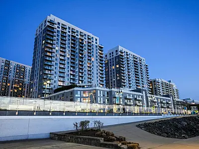 Taxa de condomínio deve seguir critérios definidos na convenção e aprovados em assembleia.