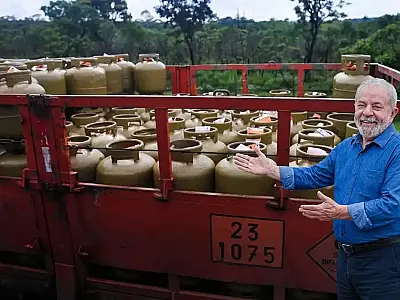 Programa Gás do Povo, sancionado por Lula, oferece gratuidade na recarga do botijão de 13 kg para famílias com renda per capita de até meio salário mínimo.