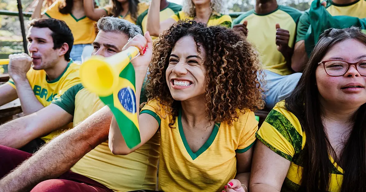 Torcedores brasileiros vibrando com a seleção em clima de Copa do Mundo.