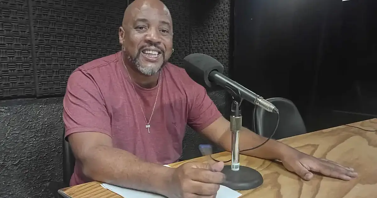 Sociólogo Rodrigo Reduzino destaca samba-enredo como enunciado político nas escolas de samba durante ditadura