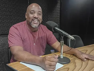 O samba-enredo foi arma de luta pela democracia, segundo sociólogo Rodrigo Reduzino.