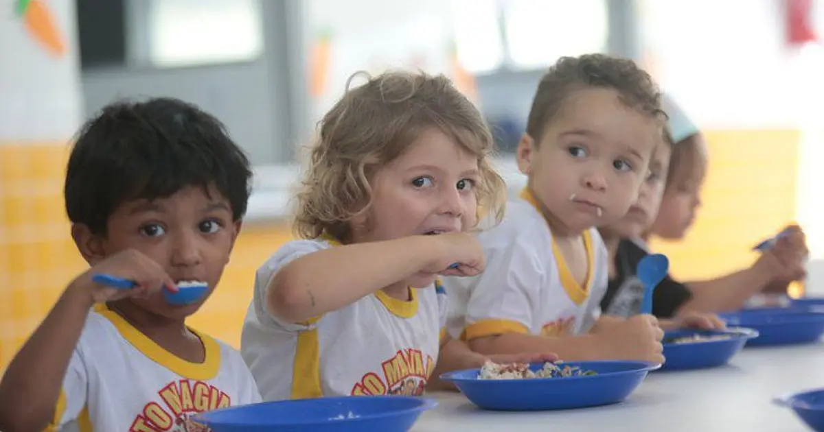 Crianças se alimentam em escola pública por meio do Programa Nacional de Alimentação Escolar.