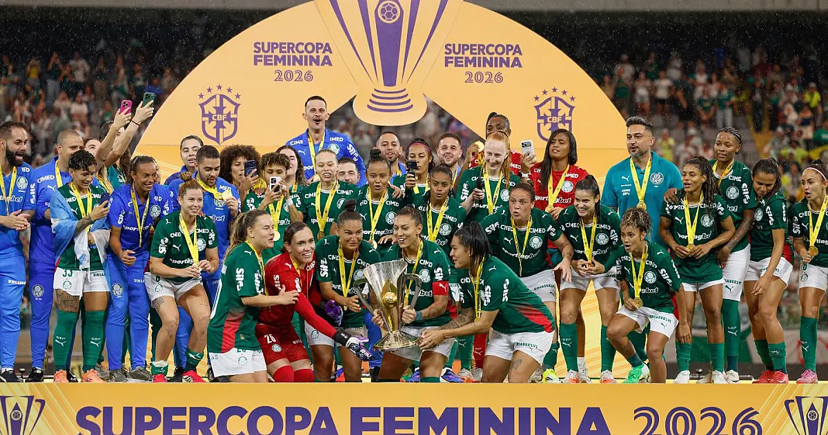 Jogadoras do Palmeiras celebram o título da Supercopa Feminina 2026 na Arena Barueri.