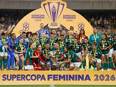Palmeiras comemora o título da Supercopa Feminina 2026 após vitória nos pênaltis sobre o Corinthians.
