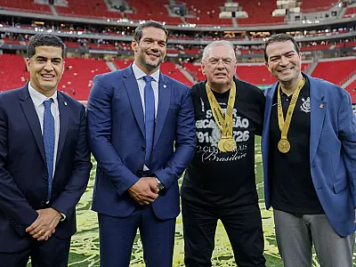 Dirigentes da CBF celebram a premiação da Supercopa Rei Superbet 2026 em Brasília.