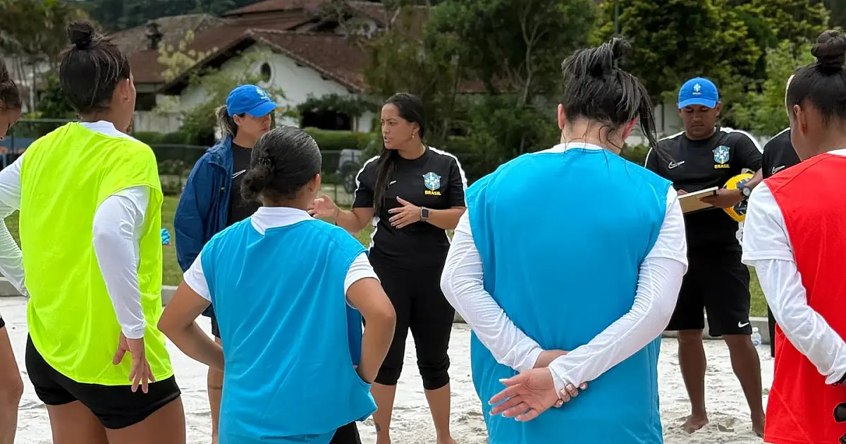 Rose Andrade conversa com atletas da Seleção Feminina de Beach Soccer durante treino na Granja Comary.
