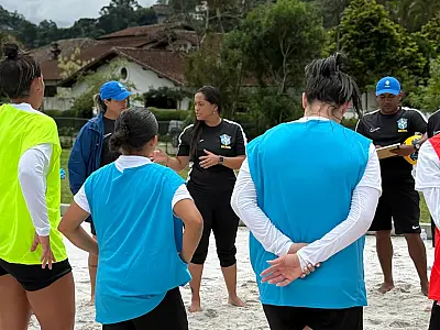Técnica Rose Andrade orienta atletas durante treino histórico da Seleção Feminina de Beach Soccer na Granja Comary.