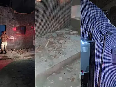 Fachada de residência atingida após trio elétrico se enroscar na fiação em Patos (PB).