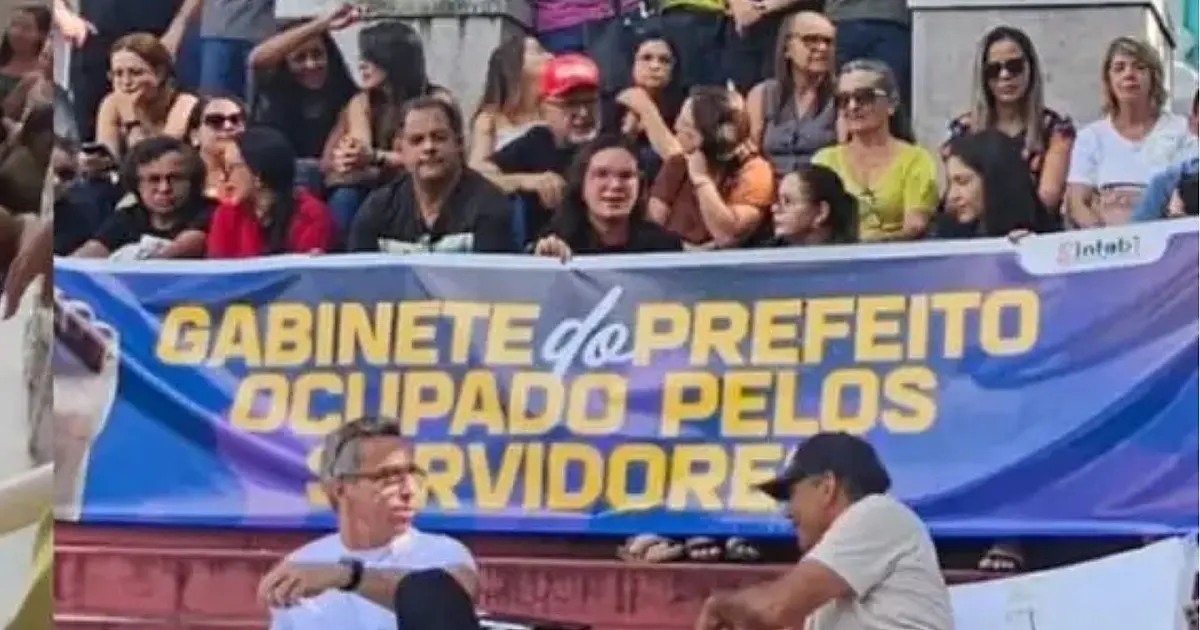 Manifestantes reunidos em frente ao prédio do gabinete do prefeito de Campina Grande.