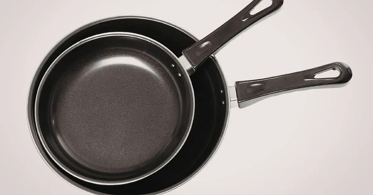 Conjunto de frigideiras antiaderentes pretas sobre superfície clara