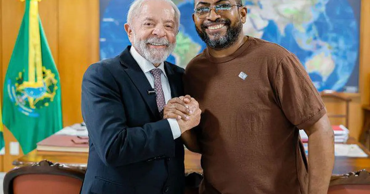 Presidente Lula ao lado de trabalhadores durante evento que celebrou a isenção do imposto de renda no salário.