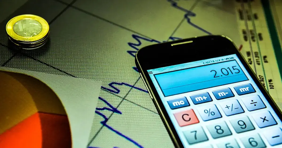 Celular com calculadora representando o impacto da taxa Selic nos juros da economia brasileira.