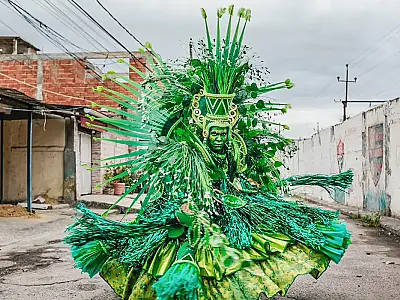 Escolas da Série Ouro do Rio como Unidos de Padre Miguel, Estácio de Sá e Império Serrano entram em quadra com enredos históricos e políticos.
