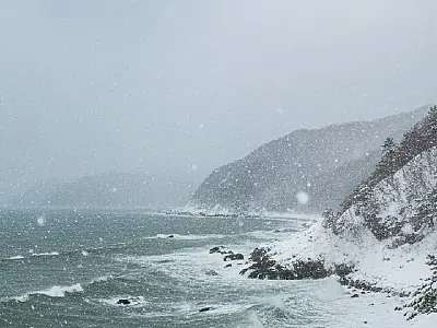 A neve intensa persiste na costa do Mar do Japão, gerando riscos para infraestrutura e população.