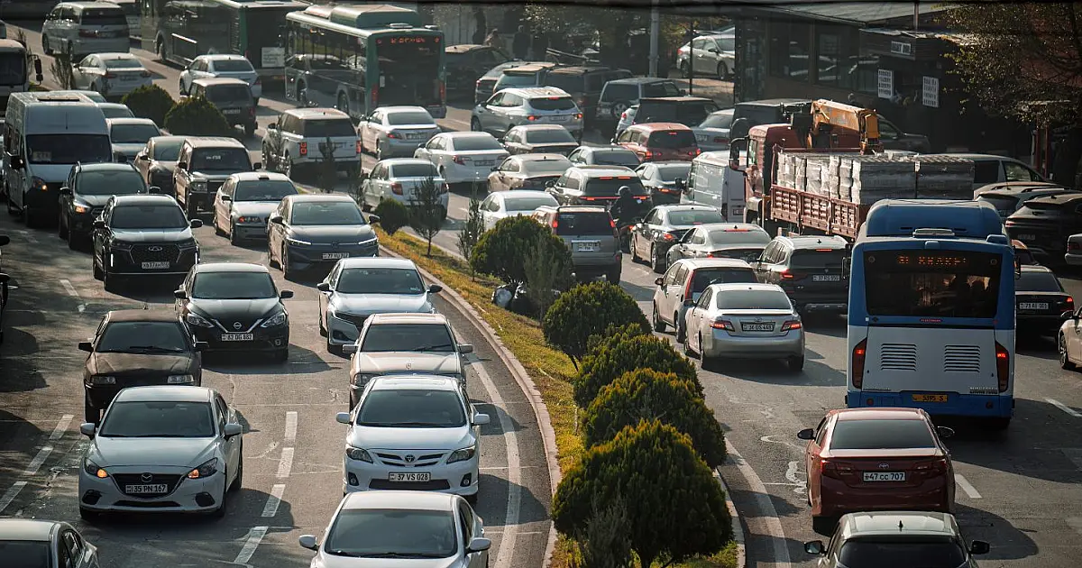 Carro estacionado representando imposto sobre propriedade de veículos automotores (IPVA).