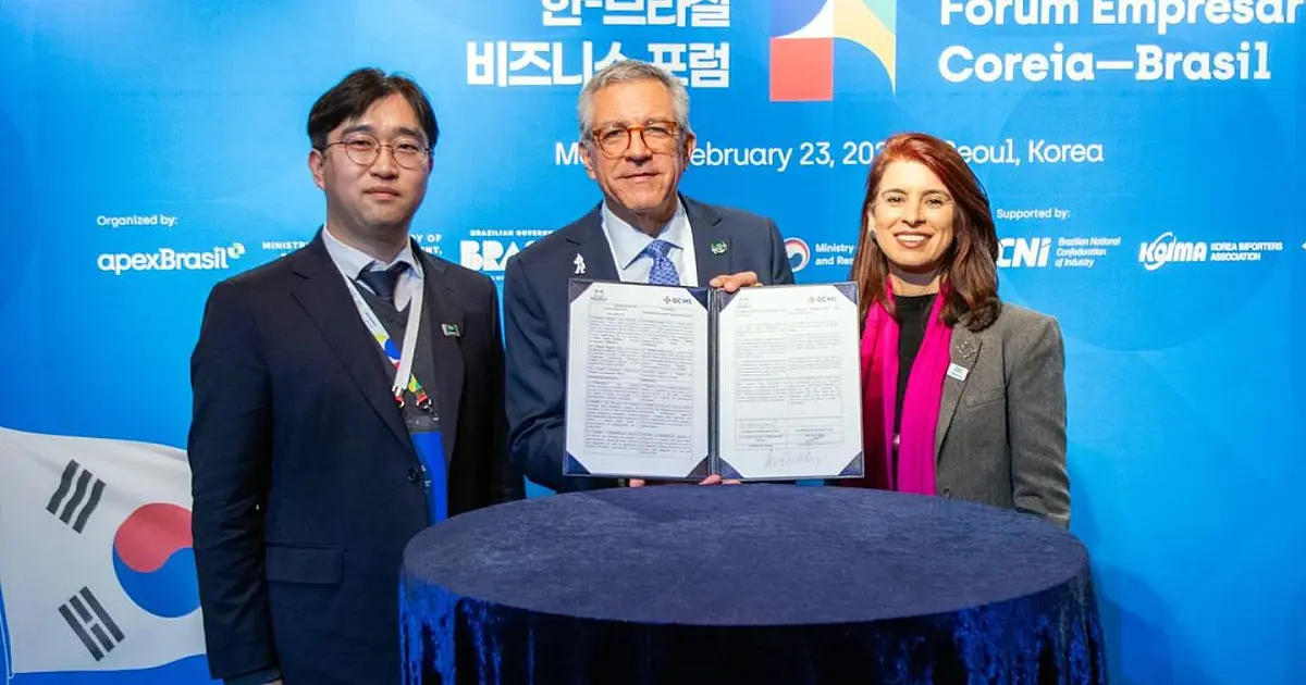 Representantes do governo brasileiro durante assinatura de acordo na área da saúde