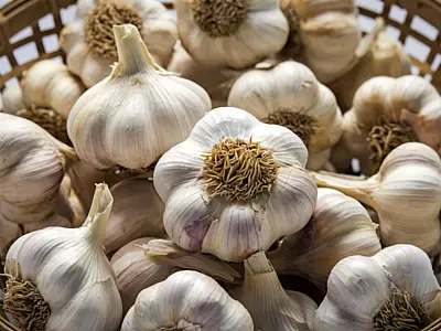 Alho é associado a possíveis benefícios cardiovasculares, segundo estudos.